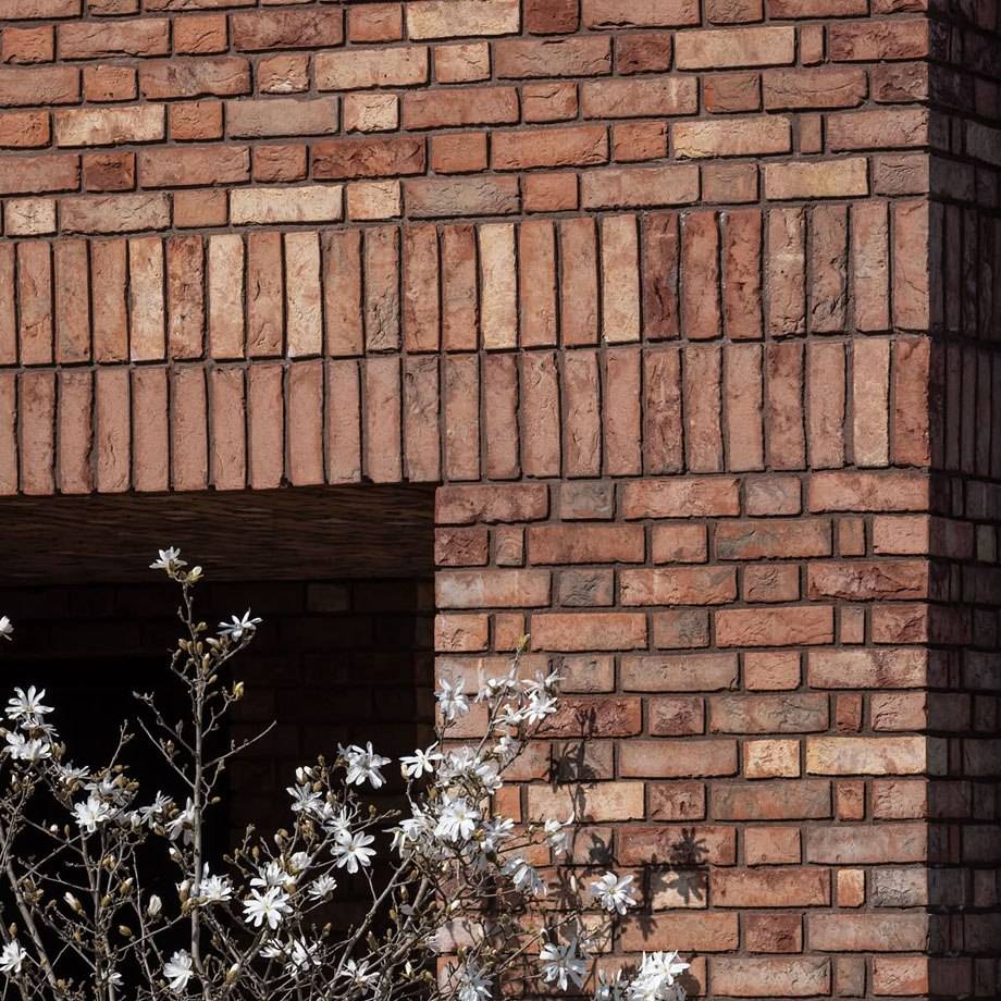 Клинкерная плитка под кирпич - хороший выбор для тех, кто предпочитает не только безупречный внешний вид, но и долговечность фасада