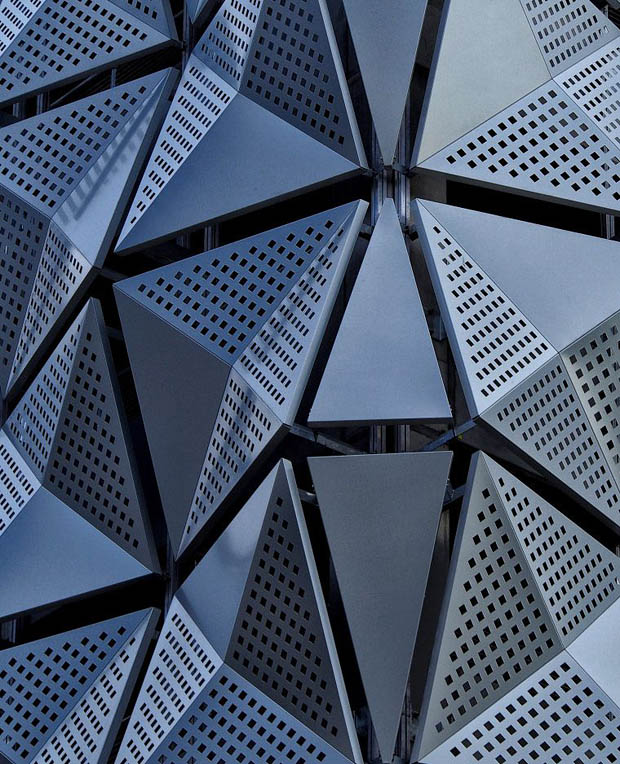 Алюминиевые объемные 3D панели с комбинированной перфорацией создают уникальный образ фасада