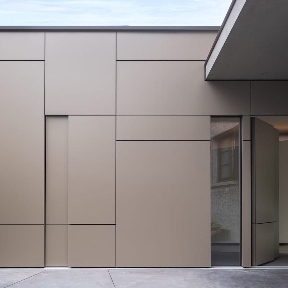 Фиброцементные панели являются одним из популярных и технологичных материалов в 2025 году. На фото - швейцарские фасадные панели Swisspearl.