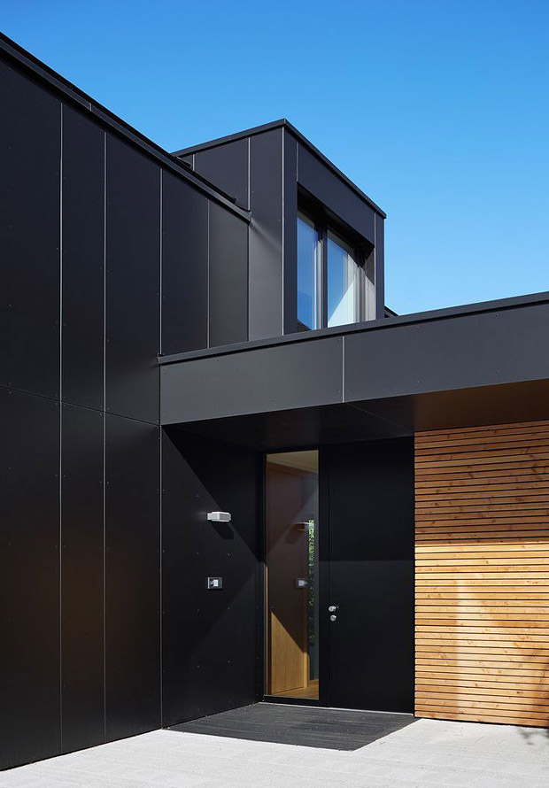 Пример использования композитных алюмниевых панелей черного цвета на фасадах частного дома в стиле минимализм