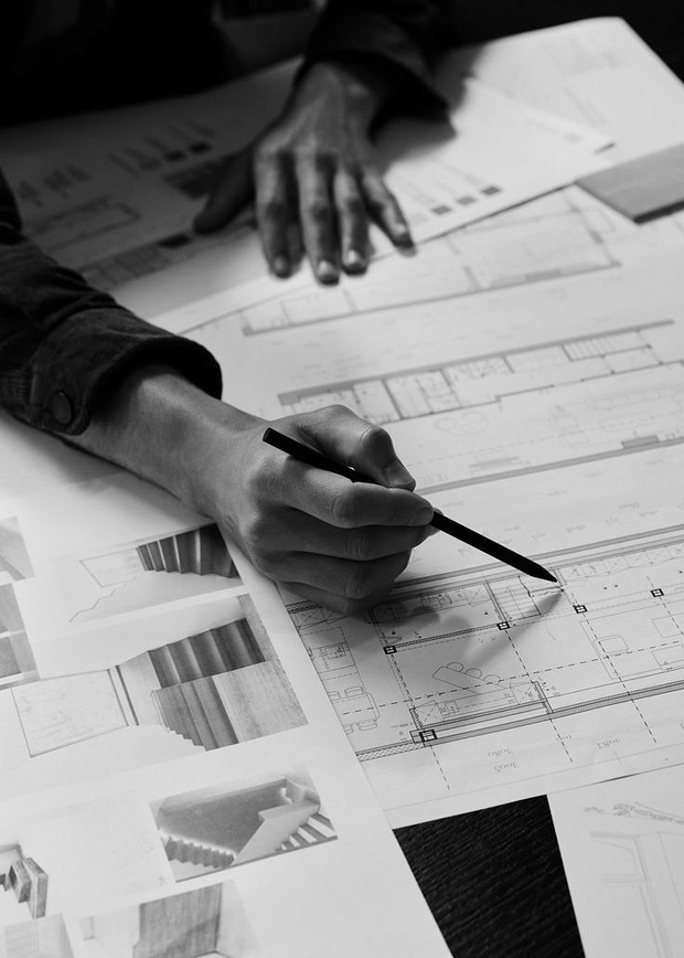 Архитектор за работой. Внесение корректировок в чертежи планировок.