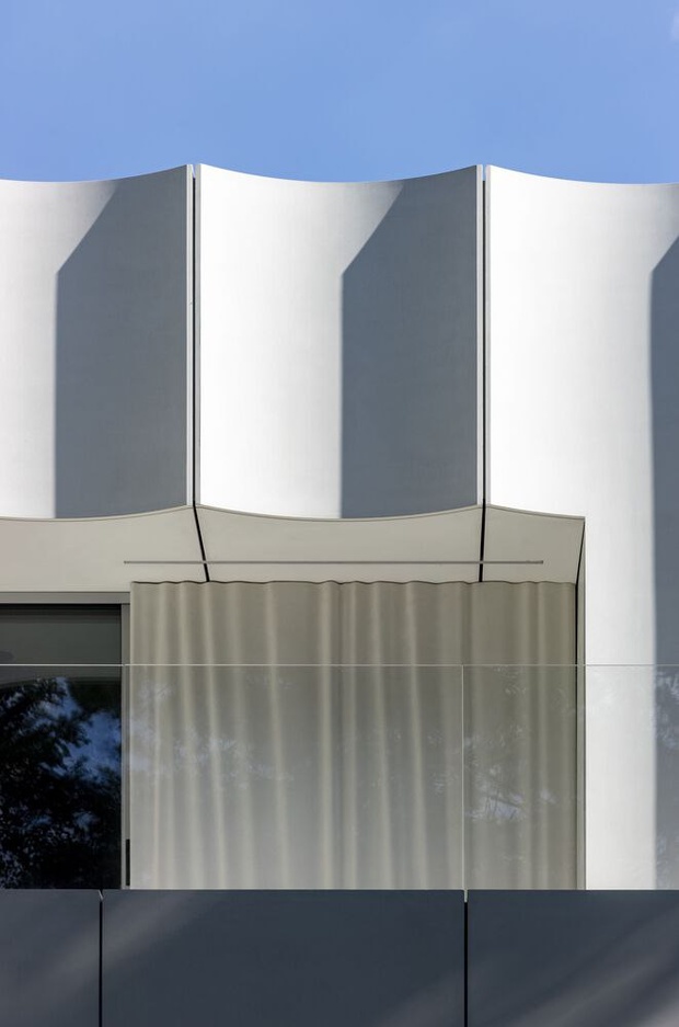 Благодаря использованию современных фасадных материалов польским архитекторам из  UCEES удалось совместить максимальную выразительность и практичность