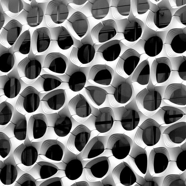 Фасадный материал технологичен и широко используется при создании уникальных авторских вентфасадов