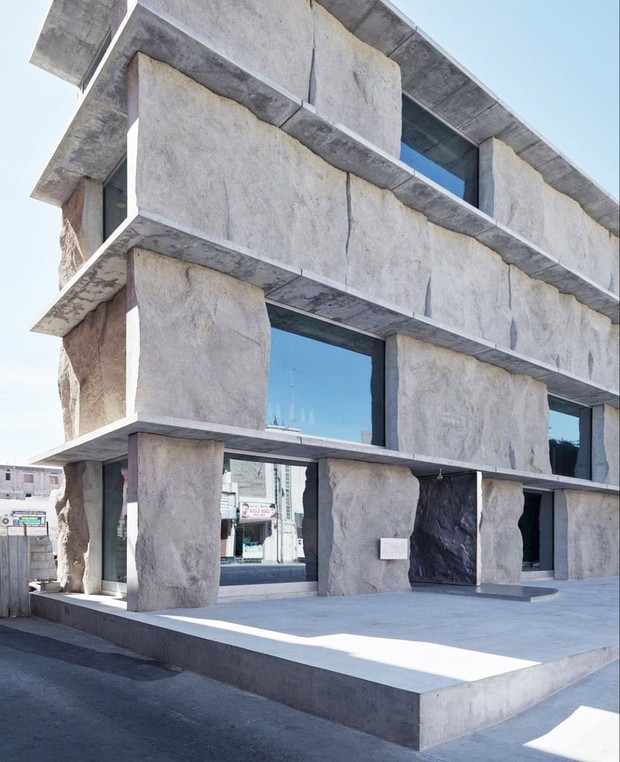 Вот такие смелые фасады также возможны благодаря уникальным свойствам материала