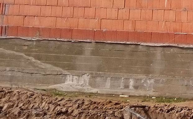 По фундаменту видно, что доска тут уже побывала, несмотря на проектные рекомендации