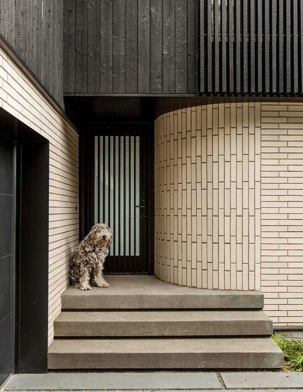 Клинкерная плитка отлично сочетается со многими современными фасадными материалами