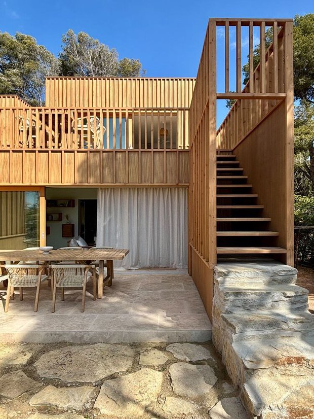 Фрагмент фасада с открытой лестницей на второй уровень