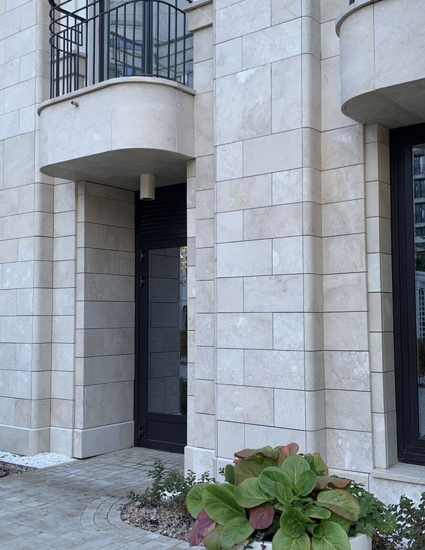 Пример монтажа плитки из камня со швами