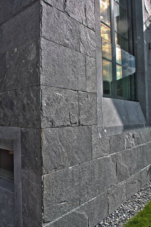 Облицовка фасада дома плиткой из натурального сланца по технологии СФТК