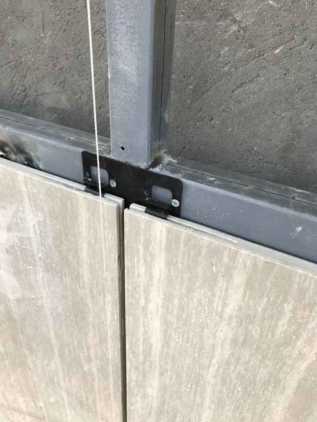 Пример металлической фасадной подсистемы для облицовки слэбами из травертина со скрытыми креплениями