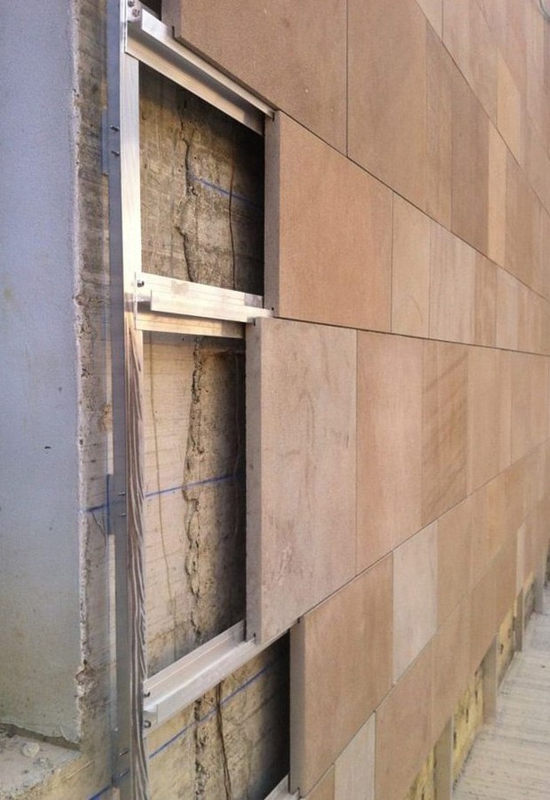 Фасад с плитами из розового туфа на металлической подсистеме