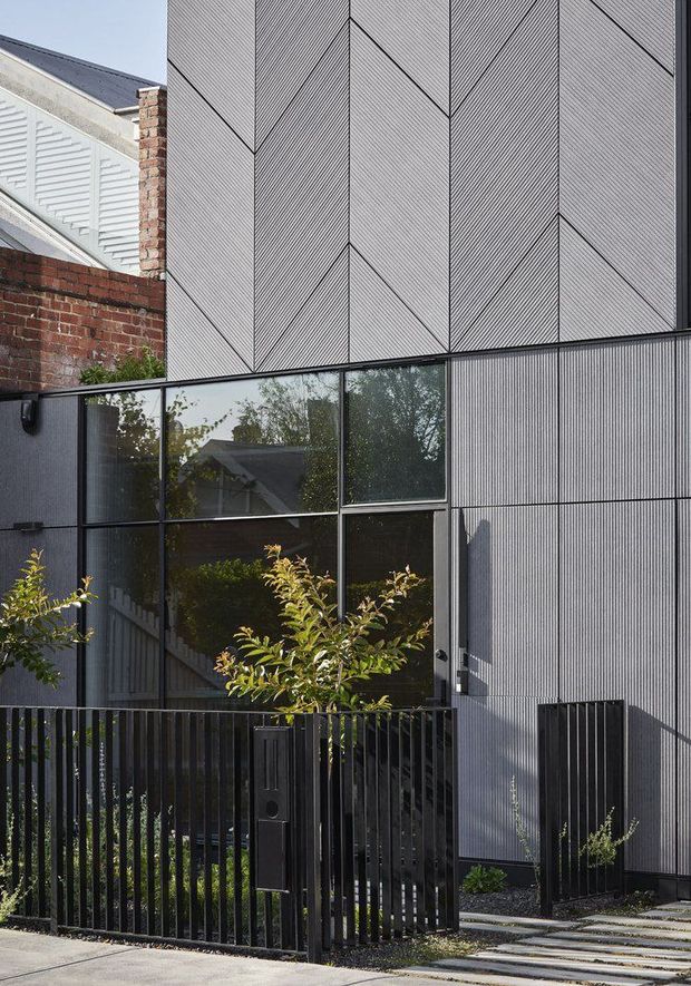 Линеарные фиброцементные панели на фасаде частного дома