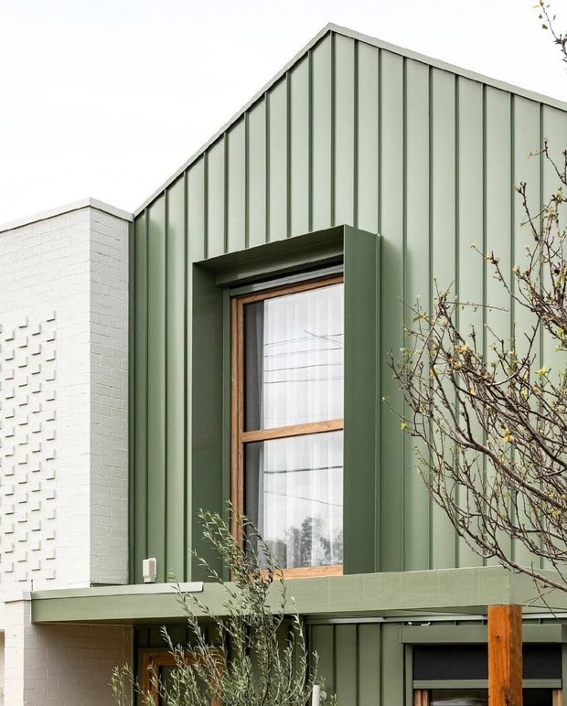 Металлические фальцевые панели в отделке фасада современного индивидуального жилого дома