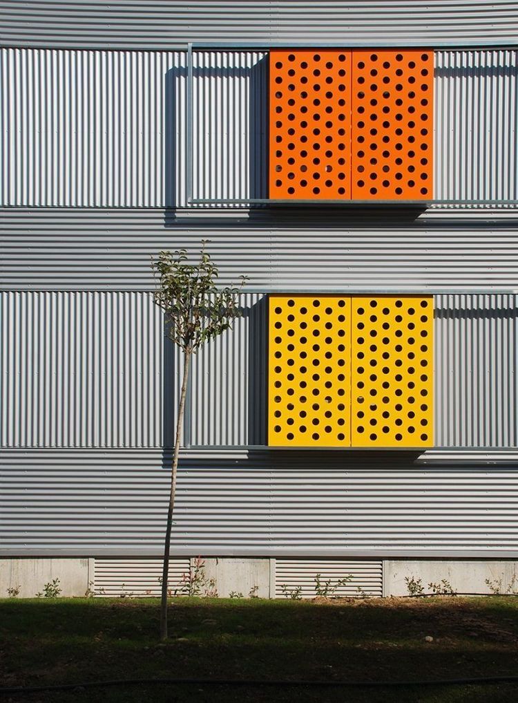 Металлический фасад здания с яркими акцентами №123