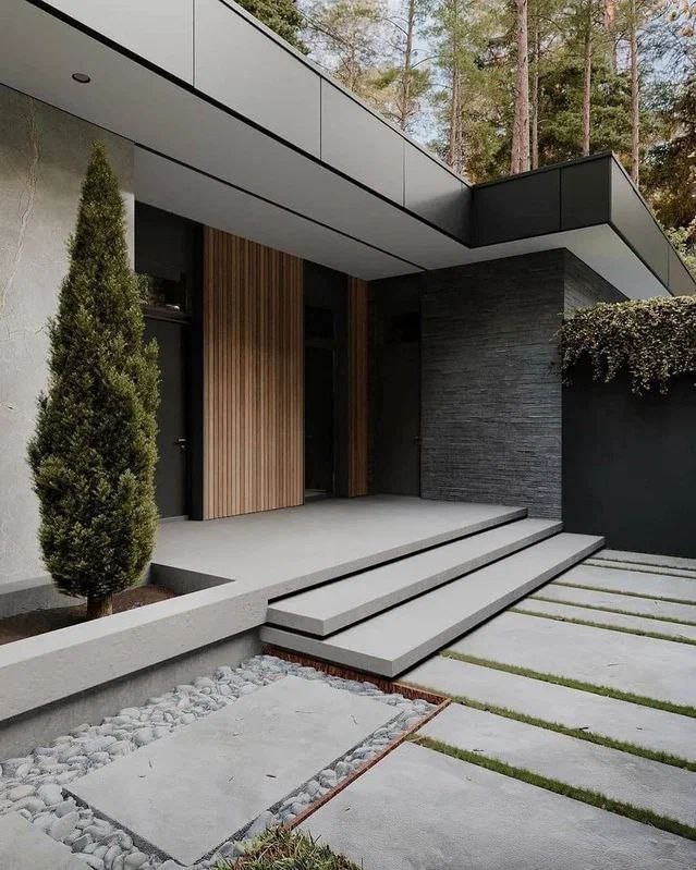 Пример уютной входной группы для одноэтажного современного дома