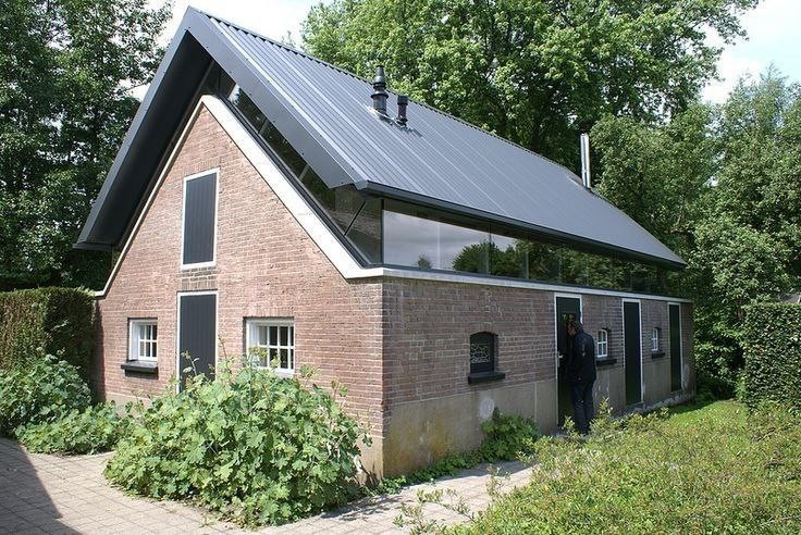 Фасад дома с парящей крышей - кирпич, стекло, профлист