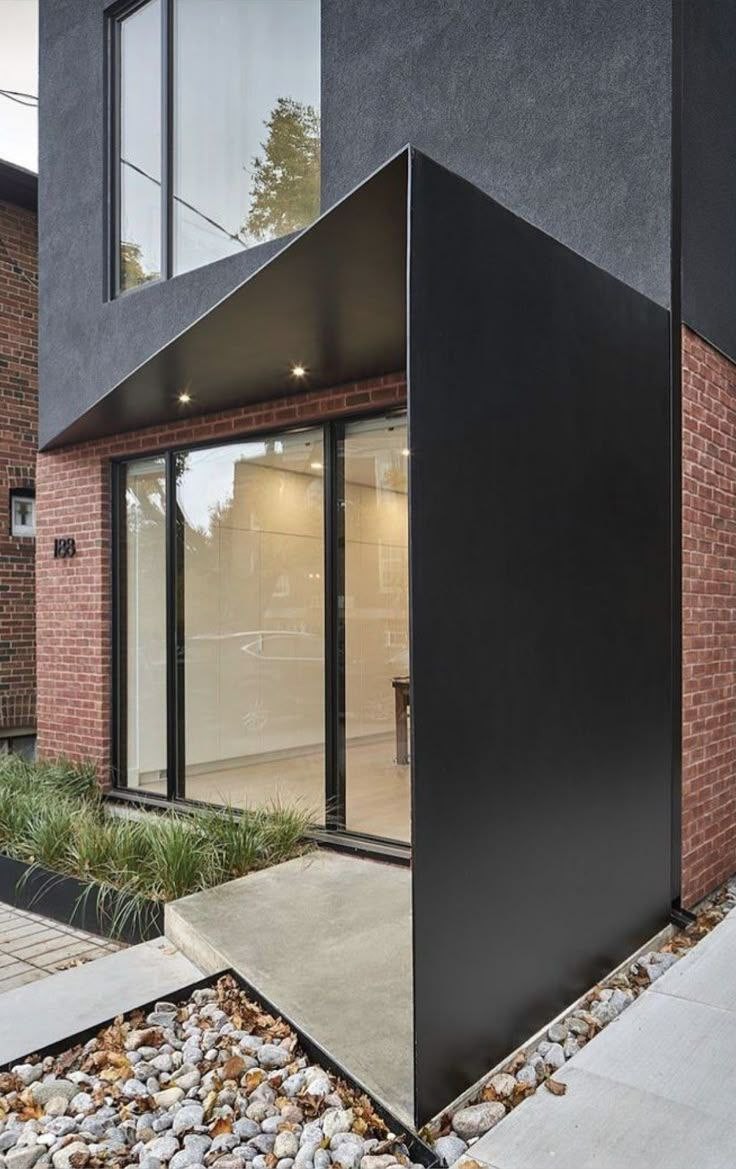 Изящная входная группа для узкого современного дома - штукатурка, клинкер и черный металл