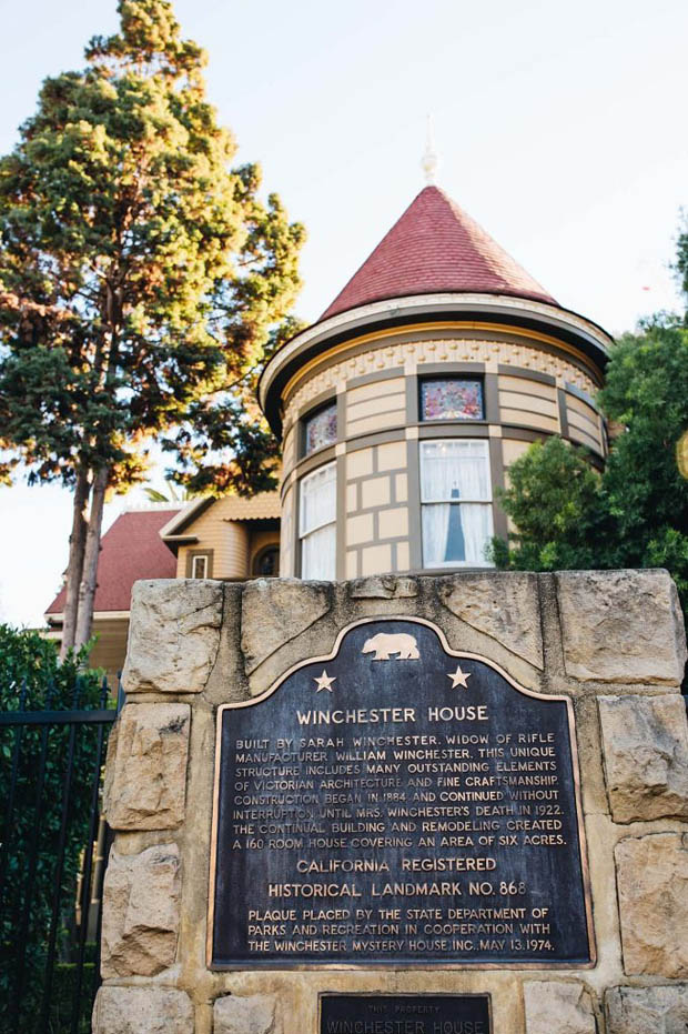 Информационная табличка рядом с особняком