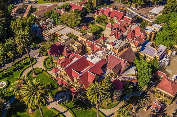 Сверху более понятен масштаб особняка