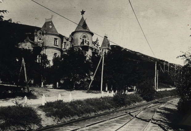 Старая фотография фасадов особняка периода становления советской власти.