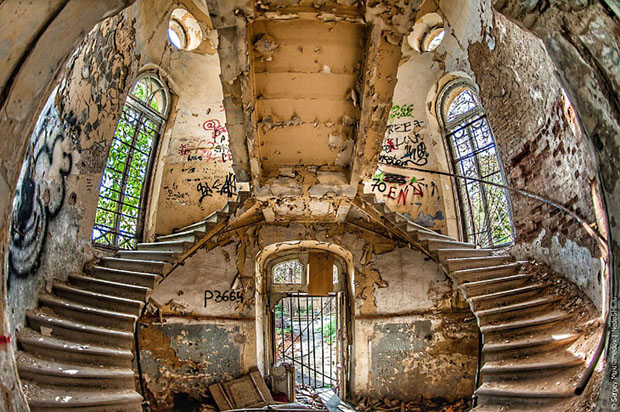 Тот случай, когда состояние архитектурного объекта способно напугать сильнее всяких призраков.