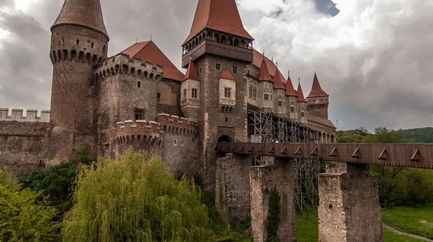 Замок Корвинов в Румынии