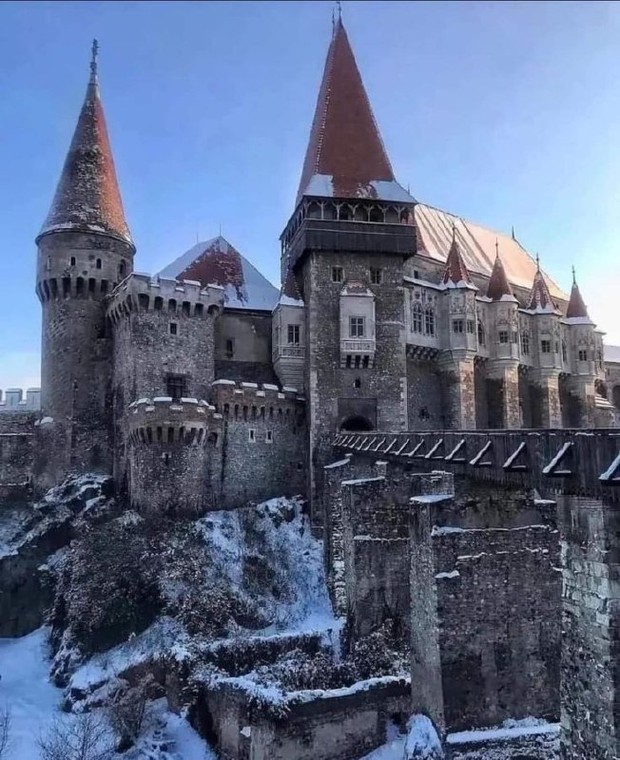 Фасады замка зимой выглядят более сурово.