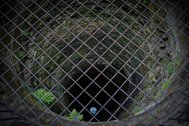 Как и в любом замке, здесь есть колодец.