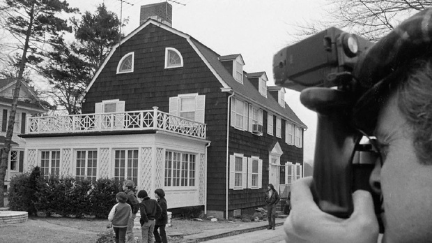 А вот этот дом страшен событиями, произошедшими в нем - Amityville Horror House