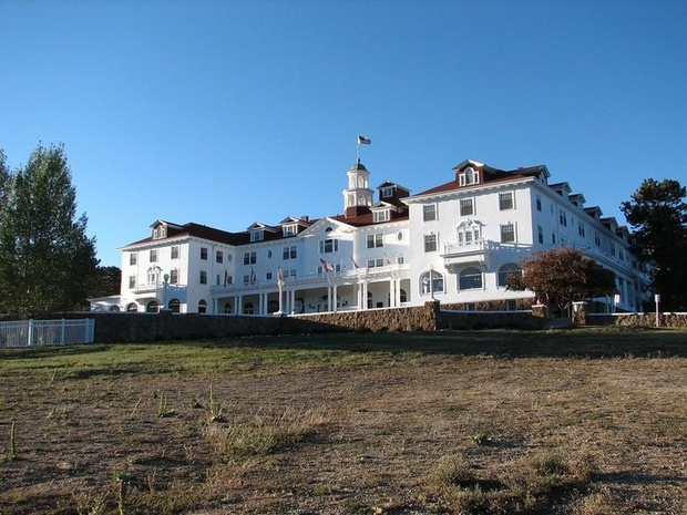 Фото главного фасада отеля Stanley Hotel