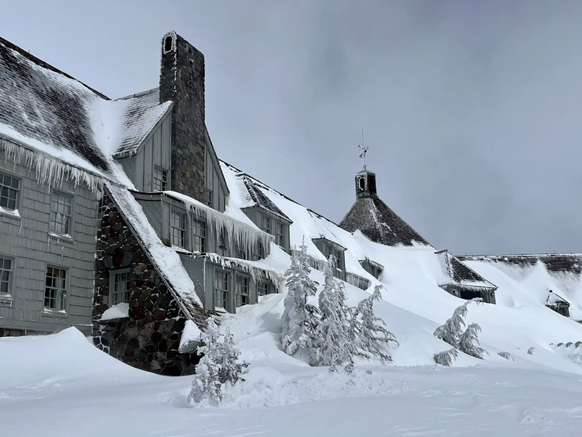 Зимой фасады оказываются наполовину в снегу