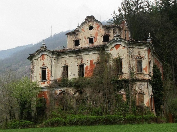 Вот в таком состоянии эта вилла сейчас