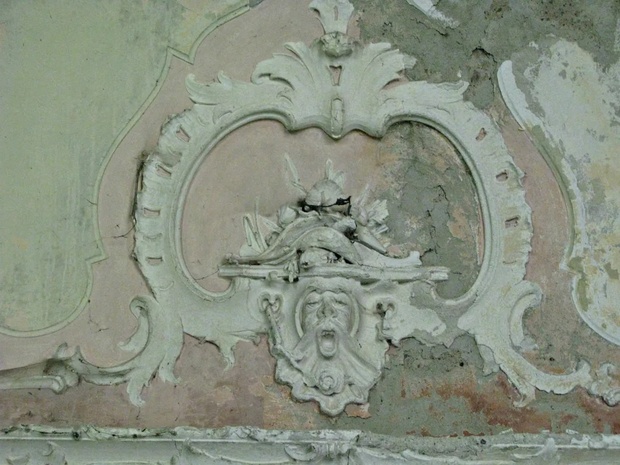 Сохранившийся потолочный барельеф в одном из помещений