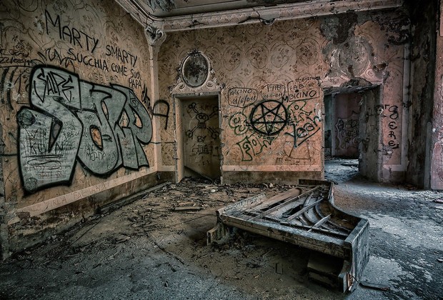 Когда то давно из этой комнаты доносились звуки фортепиано