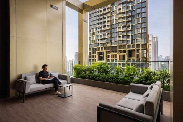 Вид на фасад башни из интерьера соседнего здания