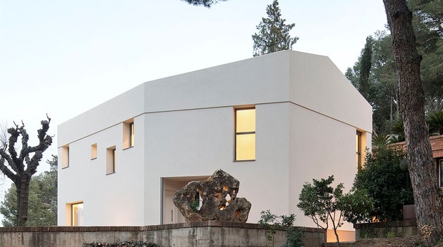 Частный дом с необычными фасадами в Испании