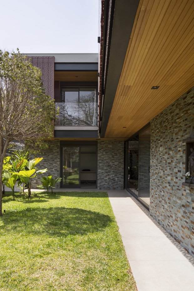 Вид на фасад с участка