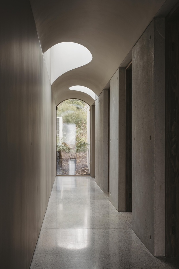 Интересное решение дополнительного освещения коридора