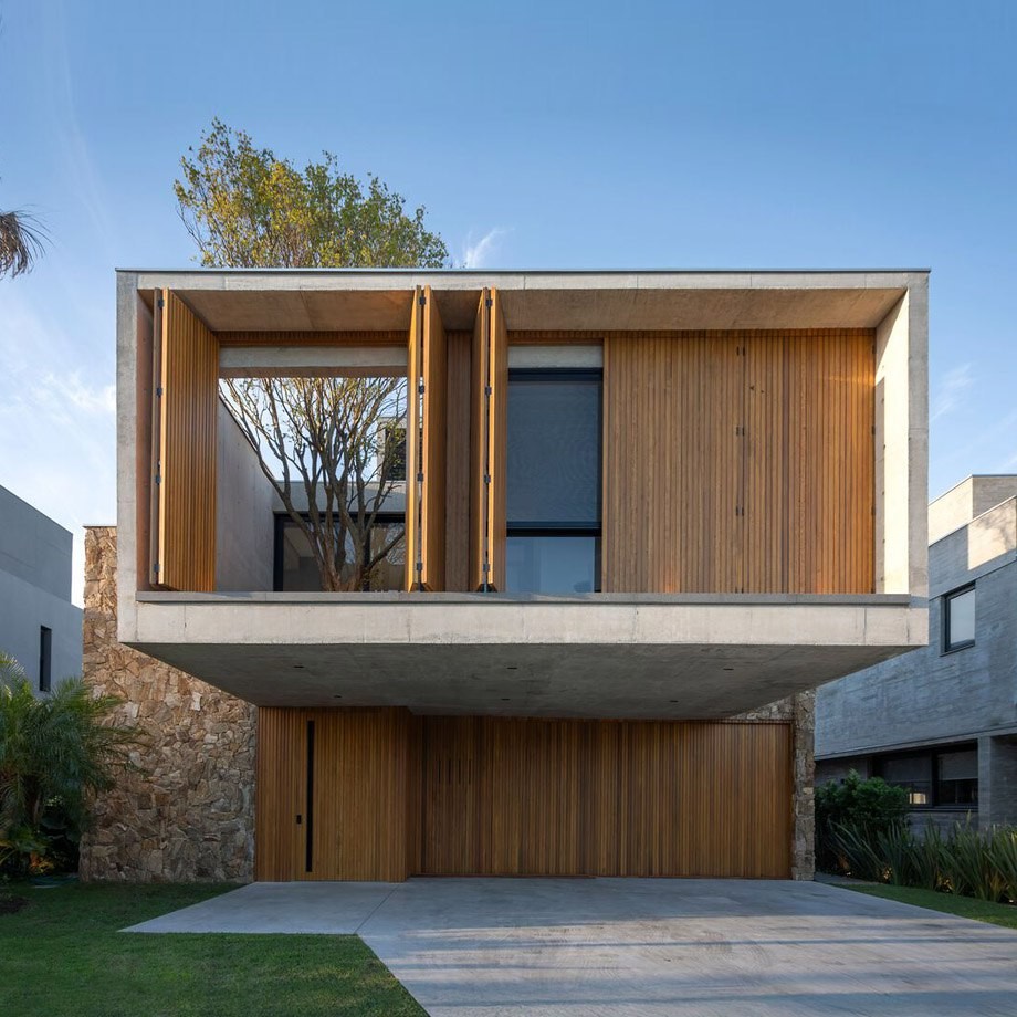 Современный бразильский дом, где архитектура, природа и комфорт объединяются в гармоничную композицию простых форм и натуральных материалов.