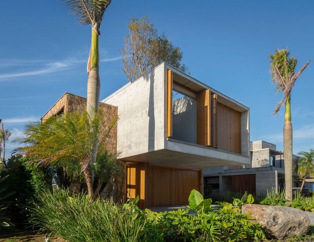 Вид на главный фасад дома с улицы