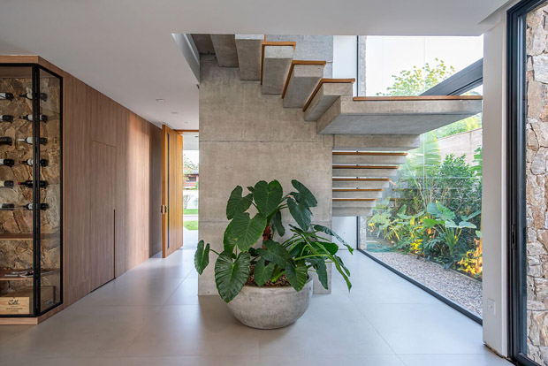 Парящая лестница в интерьере дома.