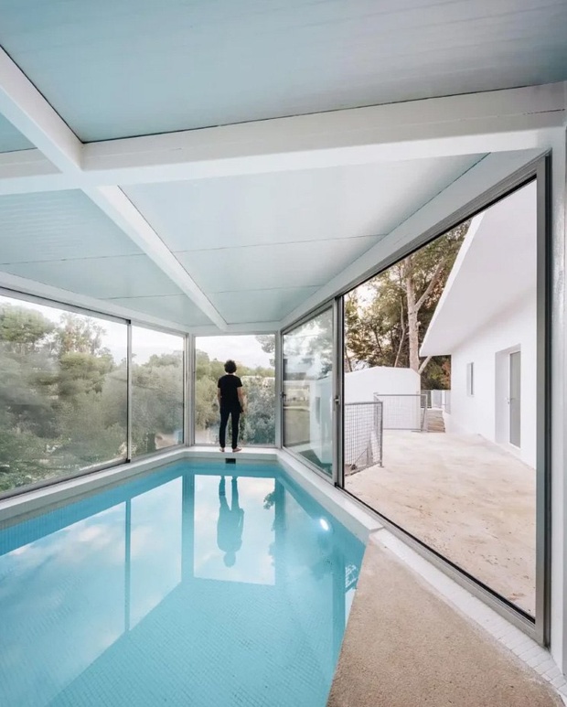 Лечебный бассейн внутри дома открывает умиротворённый, беспрепятственный вид на сад.