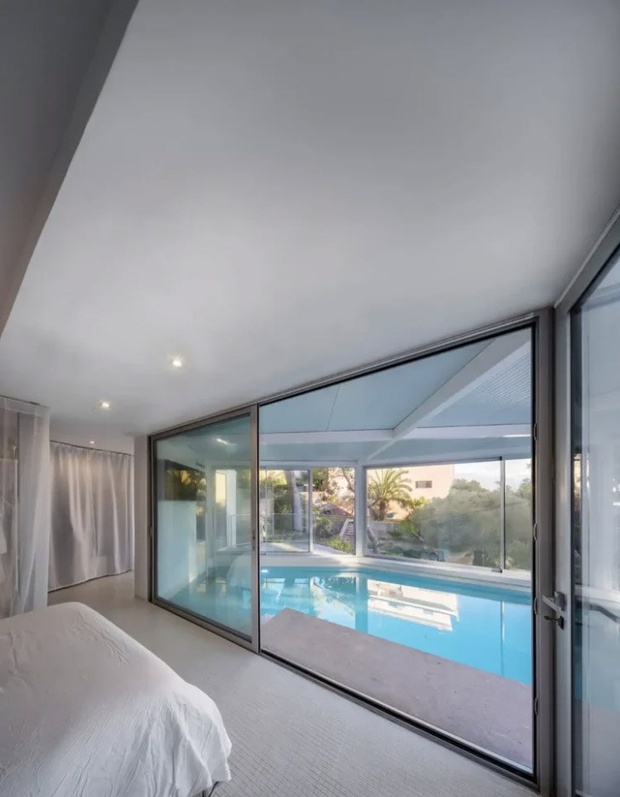 Реконструкция участка объединила главную спальню непосредственно с бассейном, воплотив мечту владельца просыпаться возле воды.