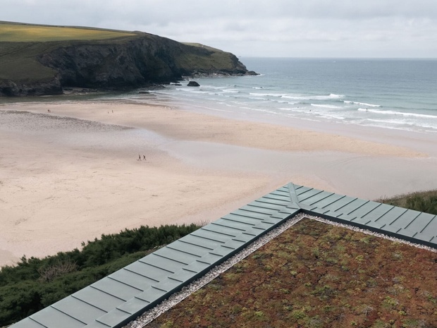 Вид с крыши дома на пляж и океан