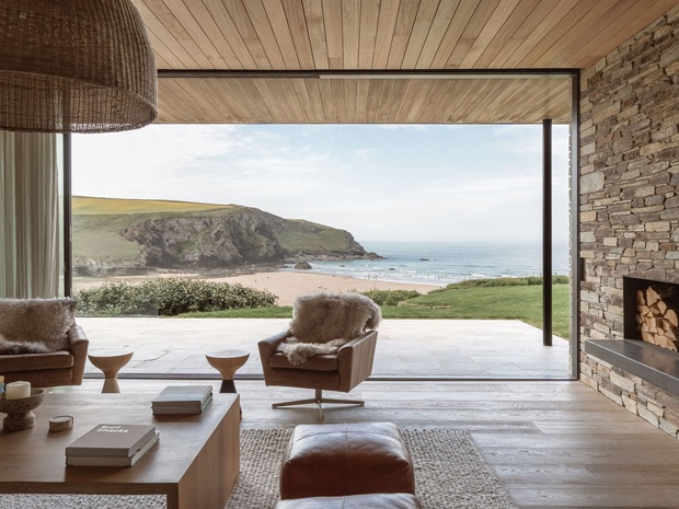 Интерьер гостиной с камином