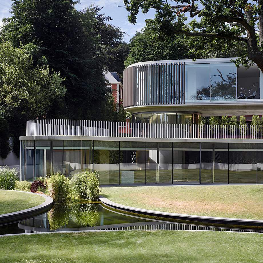 Живописный дом в английской столице с удивительными криволинейными стенами и металлическими деталями.