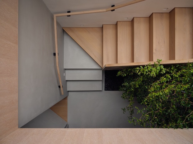 Смена материала ступеней лестницы символизирует переход от второго этажа к верхнему уровню.