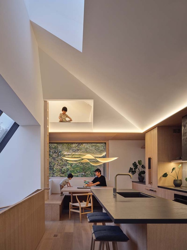 Высокий сводчатый потолок и светлые дубовые покрытия придают этому относительно компактному верхнему этажу ощущение невероятной простора и свободы.