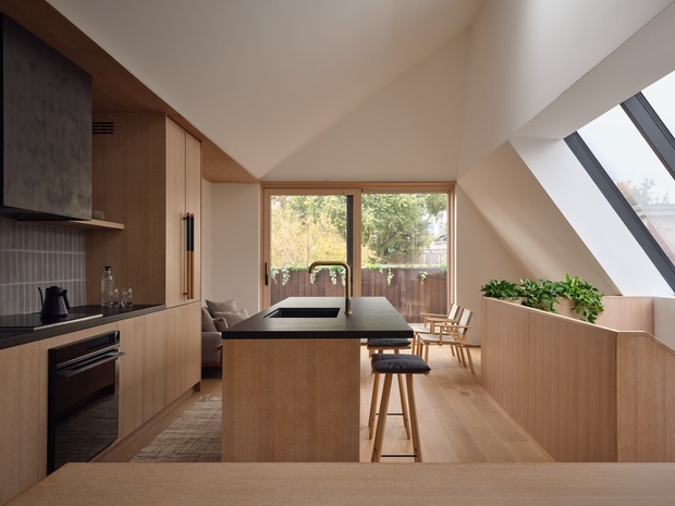 Небольшой балкон выходит в сторону заднего двора дома.