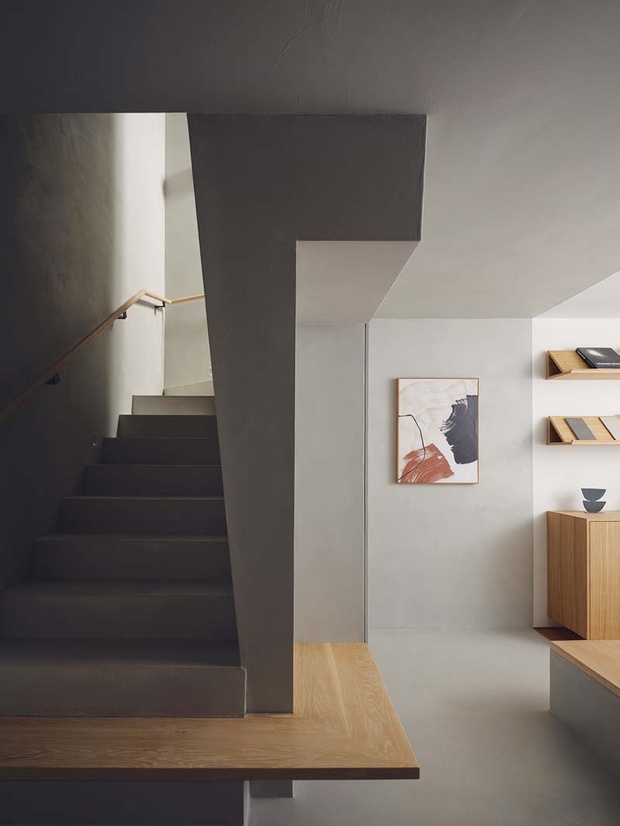 На первом этаже основного блока находится домашний офис архитектора, расположенный справа. Энергоэффективные толстые стены здания создают необыкновенно тихую атмосферу, дарящую полное отстранение от внешнего мира.